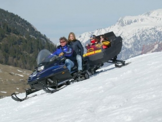  Moto de nieve con niños como pasajeros 